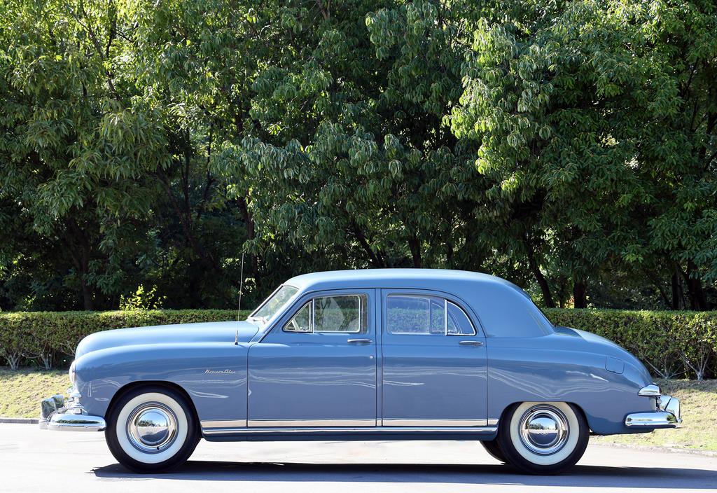 カイザー デラックス セダン | 車両データベース | アーカイブズ