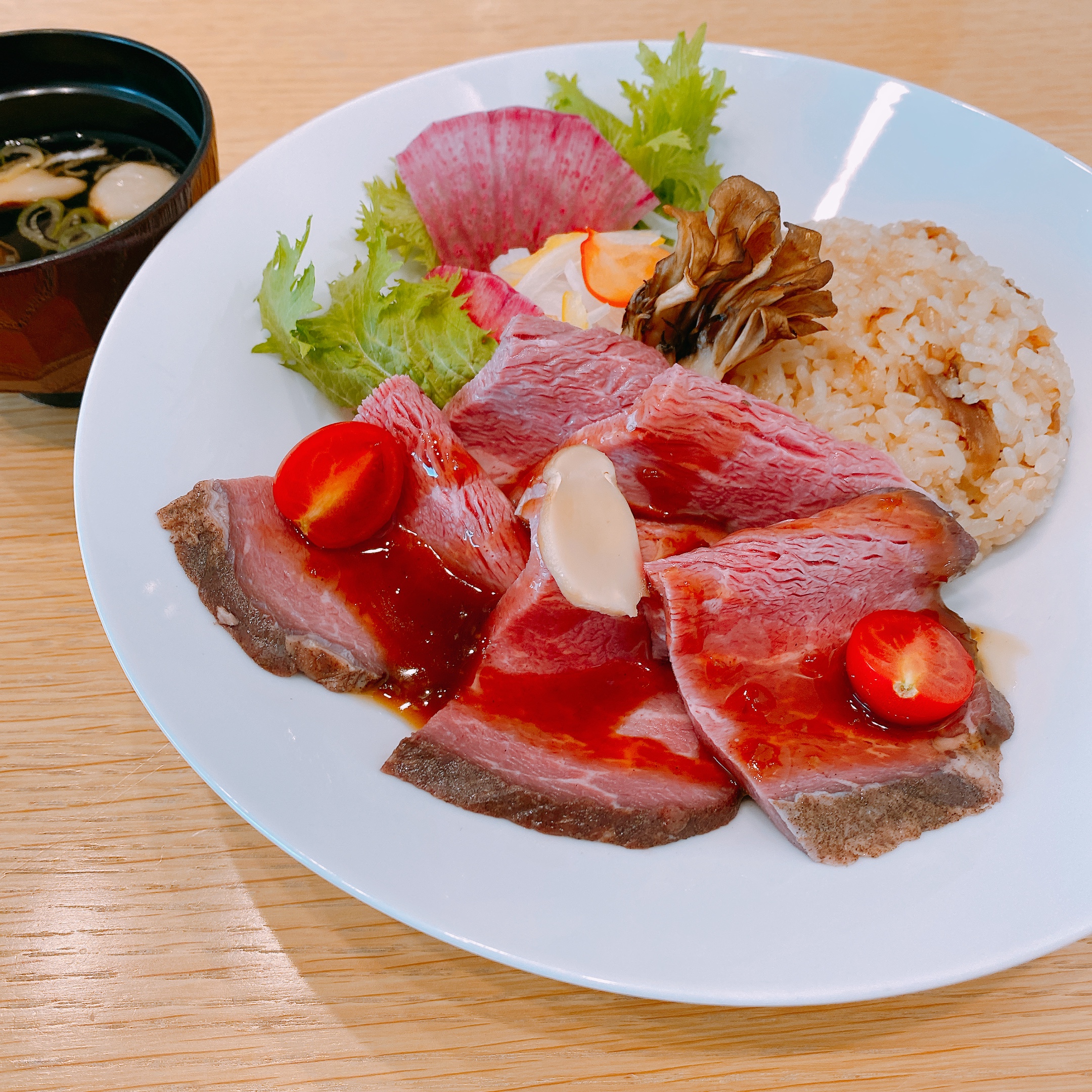 松茸ご飯のローストビーフ丼、トリュフ風味ソース